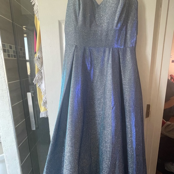 Prom dress - Picture 2 of 5